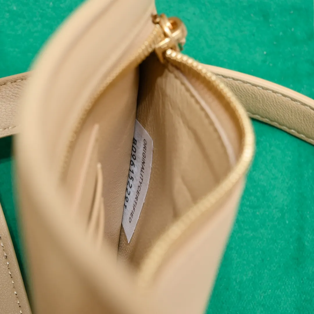 Batch 1500 #Bv 2023 new product Flip Flap tote bag, simple and practical tote body design, classic leather weaving, fully displaying Bv craftsmanship, and making the whole bag look more refined. The small zipper pocket can be placed inside the bag, or can be placed outside as a handbag seal. The versatile small tote [happy] is both fashionable and practical. It is suitable for a variety of occasions. It is made of top-grade happa lambskin. It is very soft and lightweight. The bag shape that can stand up without falling down is really nice. It is the first choice for fashion workers and expectant mothers. Size: 23x18.5x15, model: 7746